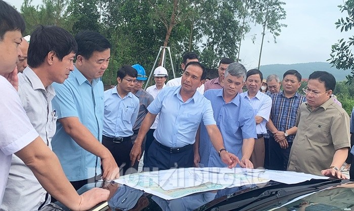 Ông Lưu Văn Bản, Phó chủ tịch Thường trực UBND tỉnh Hải Dương kiểm tra và chỉ đạo tháo gỡ khó khăn tại một số dự án trên địa bàn TP Chí Linh. Ảnh: Báo Hải Dương.