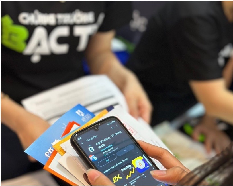 Sự kiện đăng ký Chứng trường bạc tỷ tại trường Đại học Kinh tế quốc dân vừa qua.