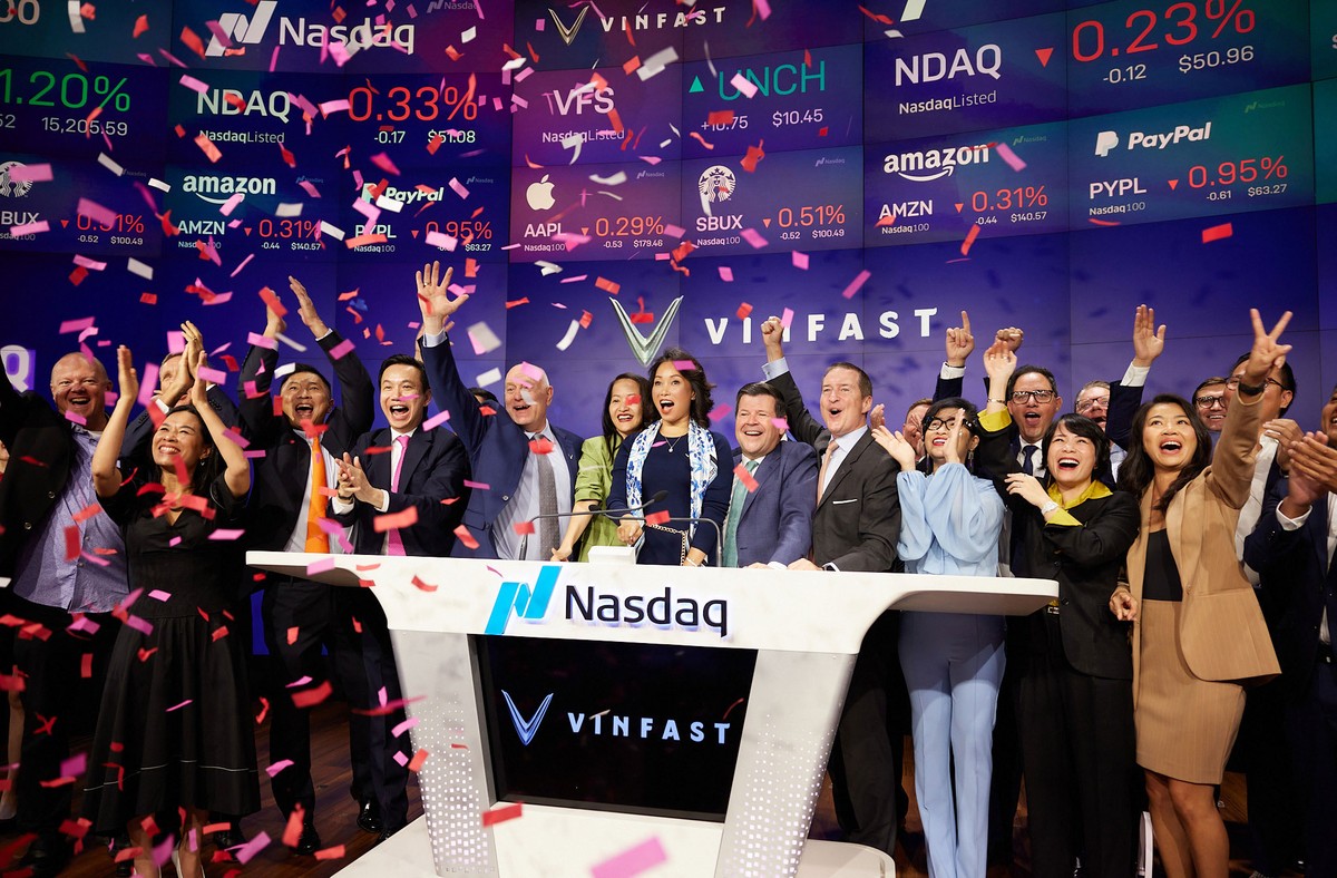 Niềm vui vỡ òa của lãnh đạo VinFast và các cộng sự khi cổ phiếu VF2 bay cao trong phiên chào sàn. Niềm vui vỡ òa của lãnh đạo VinFast và các cộng sự khi cổ phiếu VF2 bay cao trong phiên chào sàn.