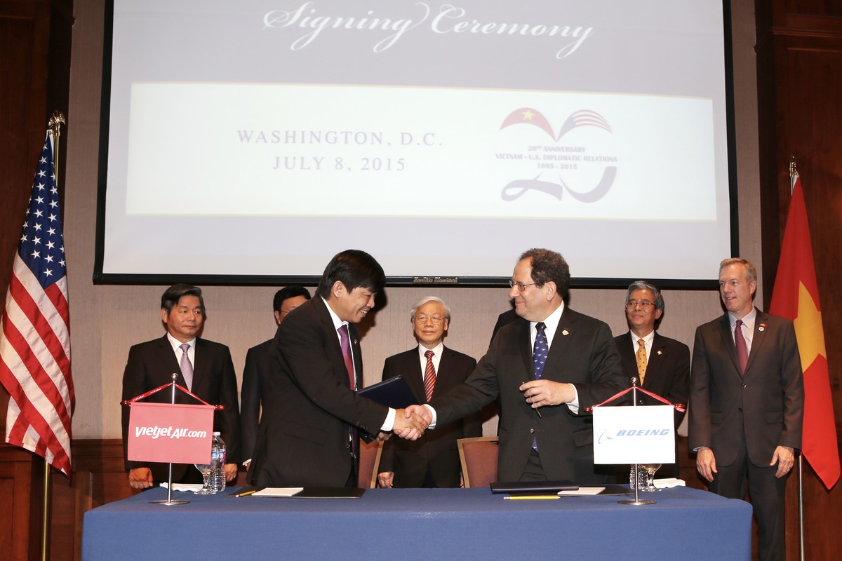 Lãnh đạo Vietjet và Boeing ký kết ký biên bản hợp tác đầu tiên trước sự chứng kiến của Tổng Bí thư Nguyễn Phú Trọng trong chuyến thăm chính thức đến Hoa Kỳ năm 2015.
