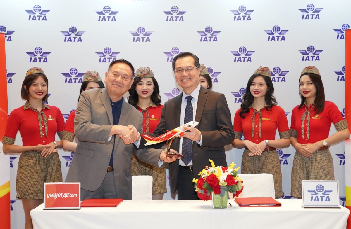 Ông Lương Thế Phúc - Phó Tổng giám đốc Vietjet (bên trái) cho biết, Học viện Hàng không Vietjet là môi trường học tập lý tưởng, đa văn hóa, đa ngôn ngữ. Nơi mà các học viên nói chung và học viên phi công nói riêng được sớm tiếp xúc với các trang thiết bị hiện đại bậc nhất trong lĩnh vực hàng không.