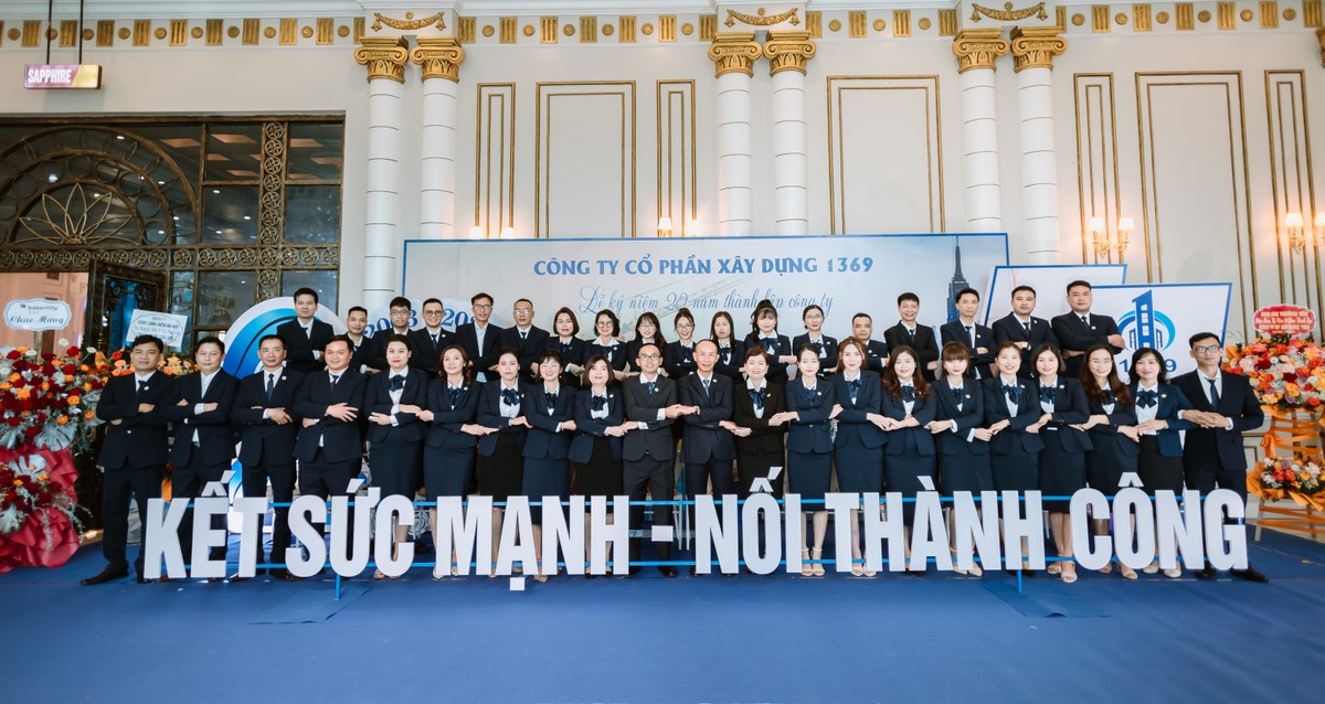 Tập thể CBNV Công ty cổ phần Xây dựng 1369.