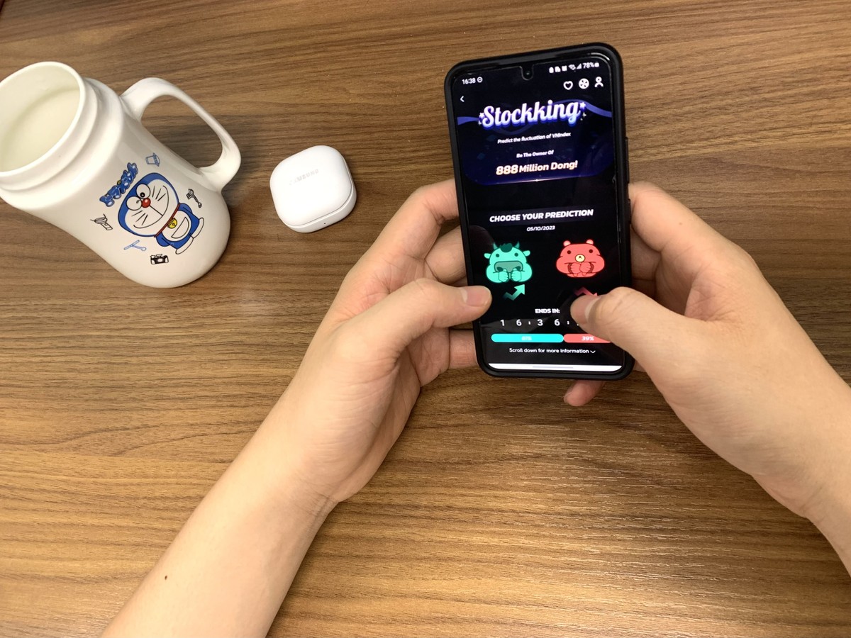 Để tham gia StockKing, người chơi chỉ cần lựa chọn xu hướng tăng - giảm của chỉ số VN-Index trên ứng dụng Finavi mỗi ngày. Để tham gia StockKing, người chơi chỉ cần lựa chọn xu hướng tăng - giảm của chỉ số VN-Index trên ứng dụng Finavi mỗi ngày.