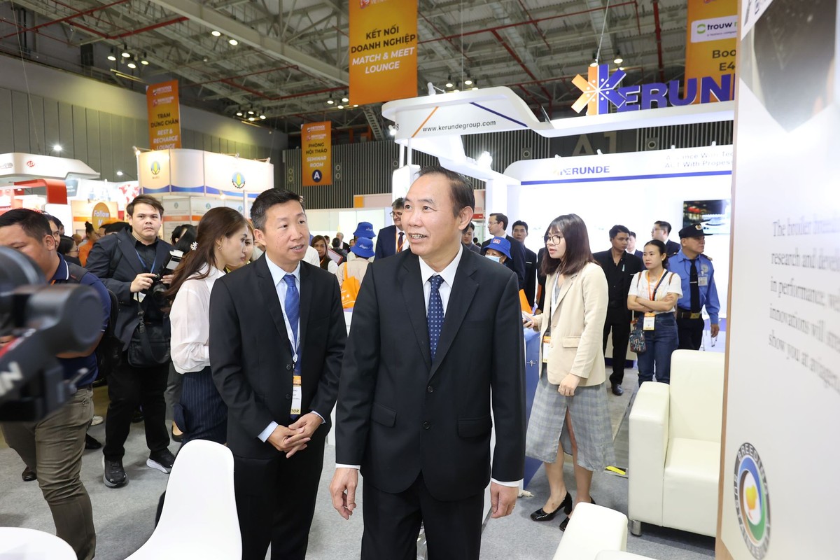 Thứ trưởng Phùng Đức Tiến tham quan các gian hàng thuộc Vietstock 2023.