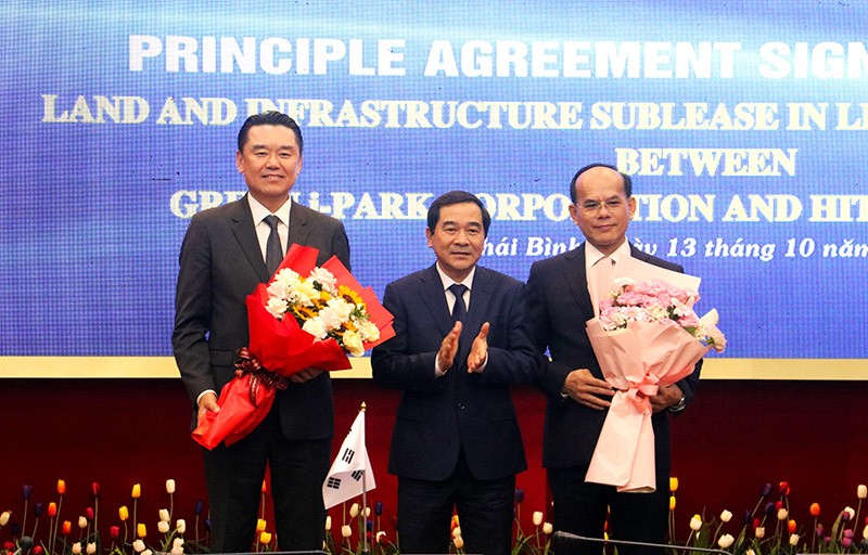 Phó Bí thư thường trực Tỉnh uỷ, Chủ tịch HĐND tỉnh Thái Bình Nguyễn Tiến Thành tặng hoa chúc mừng sự hợp tác giữa Tập đoàn HiteJinro và Công ty Green i - Park. Phó Bí thư thường trực Tỉnh uỷ, Chủ tịch HĐND tỉnh Thái Bình Nguyễn Tiến Thành tặng hoa chúc mừng sự hợp tác giữa Tập đoàn HiteJinro và Công ty Green i - Park.