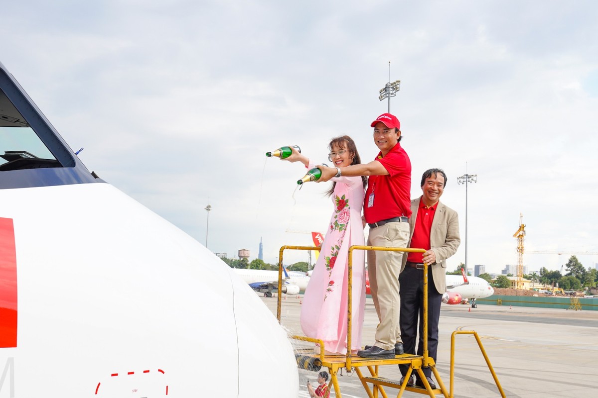 Chủ tịch Vietjet Nguyễn Thị Phương Thảo thực hiện nghi thức tưới champagne đón tàu bay mới. Chủ tịch Vietjet Nguyễn Thị Phương Thảo thực hiện nghi thức tưới champagne đón tàu bay mới.