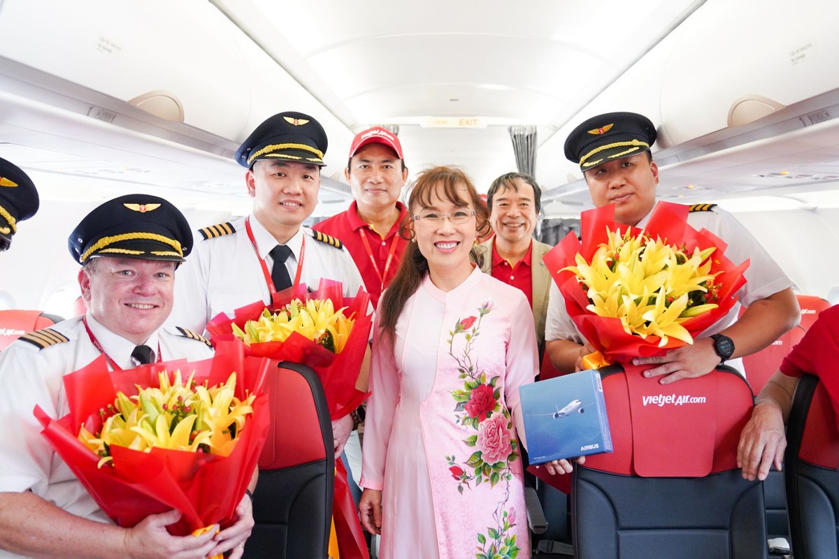 Nhân viên Vietjet chào đón tàu bay thứ 101 về với đội bay Vietjet. Nhân viên Vietjet chào đón tàu bay thứ 101 về với đội bay Vietjet.