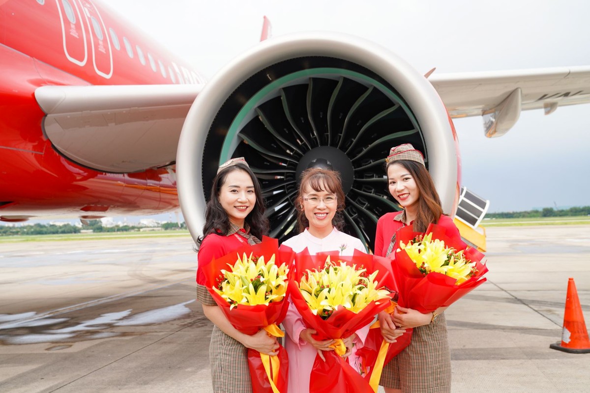 Chủ tịch Vietjet Nguyễn Thị Phương Thảo cùng hai tiếp viên trưởng Thu Hà và Minh Huyền đã đón tàu bay 01 đầu tiên và hôm nay đón tàu bay thứ 101 của Vietjet. Chủ tịch Vietjet Nguyễn Thị Phương Thảo cùng hai tiếp viên trưởng Thu Hà và Minh Huyền đã đón tàu bay 01 đầu tiên và hôm nay đón tàu bay thứ 101 của Vietjet.