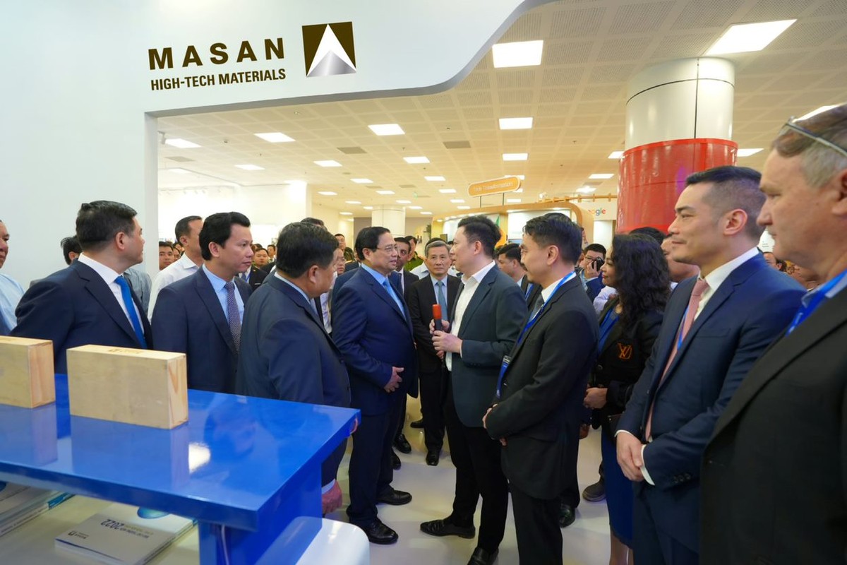 Đại diện Masan High-Tech Materials giới thiệu với Thủ tướng Phạm Minh Chính về gian hàng.