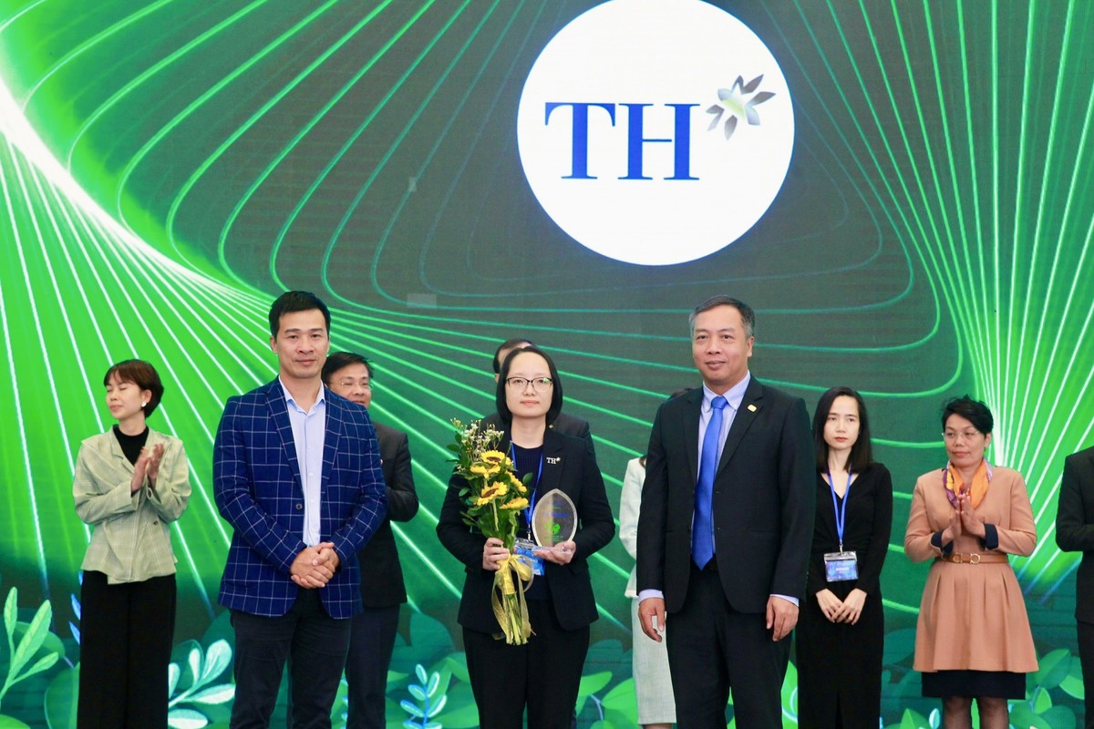 Đại diện TH Group nhận cup vinh danh từ Ban Tổ chức.