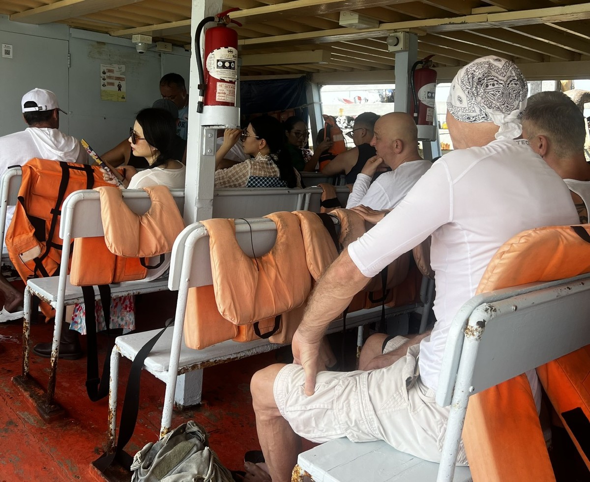 Với bờ biển dài, cát trắng và nước biển trong xanh, đảo Koh Larn đã thu hút không chỉ người dân Thái Lan mà còn nhiều khách quốc tế đến từ nhiều quốc gia khác nhau. Với bờ biển dài, cát trắng và nước biển trong xanh, đảo Koh Larn đã thu hút không chỉ người dân Thái Lan mà còn nhiều khách quốc tế đến từ nhiều quốc gia khác nhau.