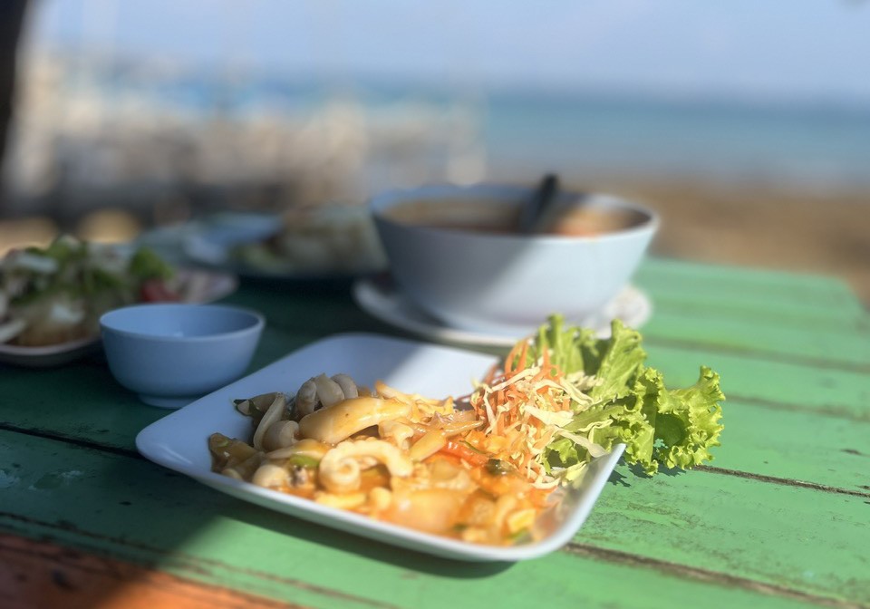 Giá của các món ăn trên đảo chỉ dao động từ 100 - 150 Bath. Một mức phù hợp để tha hồ thưởng thức hải sản tươi sống trên đảo. Giá của các món ăn trên đảo chỉ dao động từ 100 - 150 Bath. Một mức phù hợp để tha hồ thưởng thức hải sản tươi sống trên đảo.