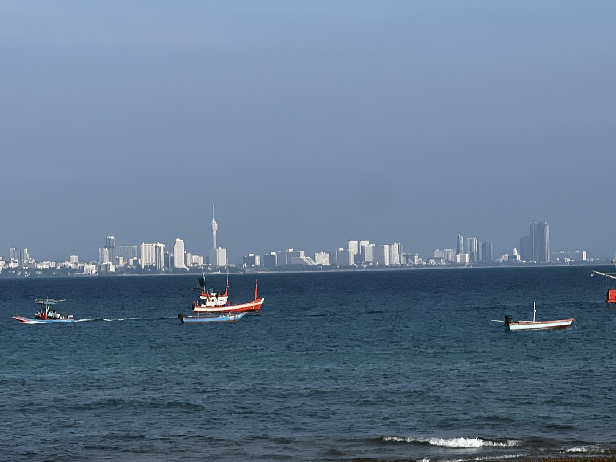 Từ ngoài đảo có thể nhìn thấy từng đoàn tàu tấp nập di chuyển từ Pattaya. Từ ngoài đảo có thể nhìn thấy từng đoàn tàu tấp nập di chuyển từ Pattaya.