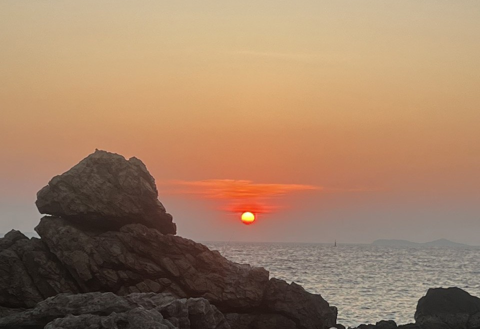 Nếu như sáng tham gia các hoạt động giải trí như bơi lội, ngắm san hô, đi ca nô... thì chiều tối ra bãi biển là nơi tuyệt vời để đón hoàng hôn. Nếu như sáng tham gia các hoạt động giải trí như bơi lội, ngắm san hô, đi ca nô... thì chiều tối ra bãi biển là nơi tuyệt vời để đón hoàng hôn.