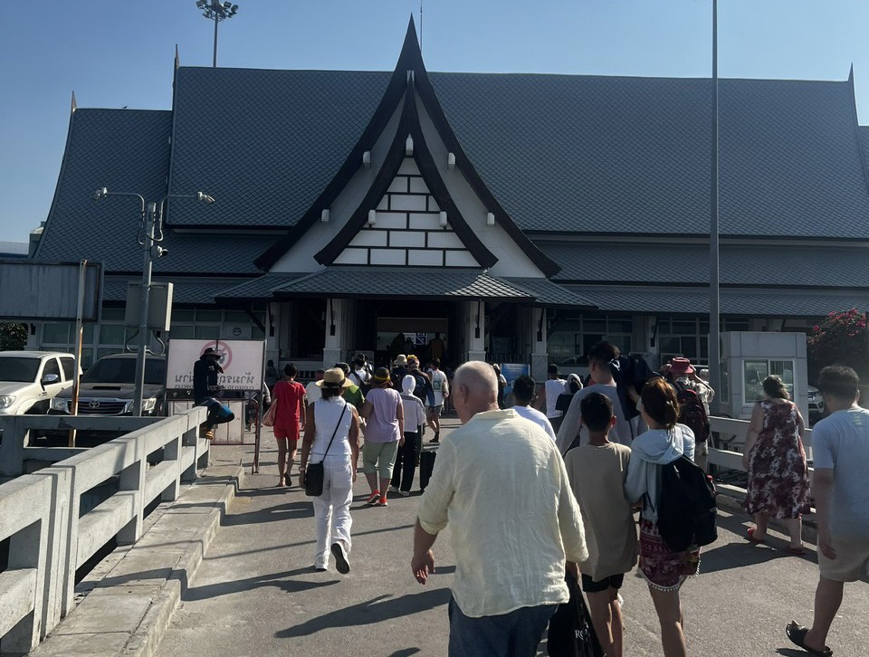 Du khách có thể thuê tàu ca nô hoặc tàu thuỷ tại cảng để di chuyển đến đảo. Thời gian di chuyển từ cảng Pattaya đến Koh Larn khoảng 25-60 phút, tùy thuộc vào điều kiện thời tiết và loại tàu bạn chọn. Du khách có thể thuê tàu ca nô hoặc tàu thuỷ tại cảng để di chuyển đến đảo. Thời gian di chuyển từ cảng Pattaya đến Koh Larn khoảng 25-60 phút, tùy thuộc vào điều kiện thời tiết và loại tàu bạn chọn.