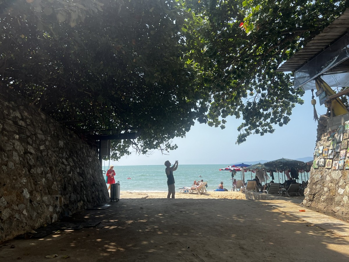 Trong khoảng thời gian tận hưởng việc nằm dài trên biển tắm nắng thì bạn cũng được thỏa trí tò mò, chiêm ngưỡng rất nhiều cảnh đẹp xung quanh. Trong khoảng thời gian tận hưởng việc nằm dài trên biển tắm nắng thì bạn cũng được thỏa trí tò mò, chiêm ngưỡng rất nhiều cảnh đẹp xung quanh.