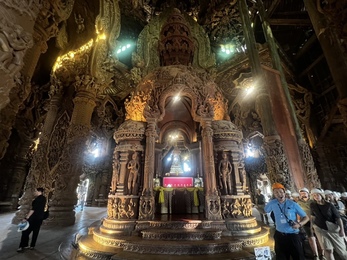 Màu sắc chủ đạo trong ngôi đền là màu nâu đỏ của gỗ, tạo nên một không gian ấm áp và truyền thống.