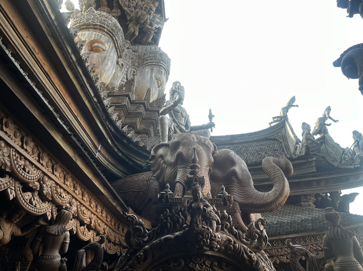 Không chỉ là một công trình kiến trúc nghệ thuật, Sanctuary of Truth còn là một trung tâm văn hóa và nghệ thuật.