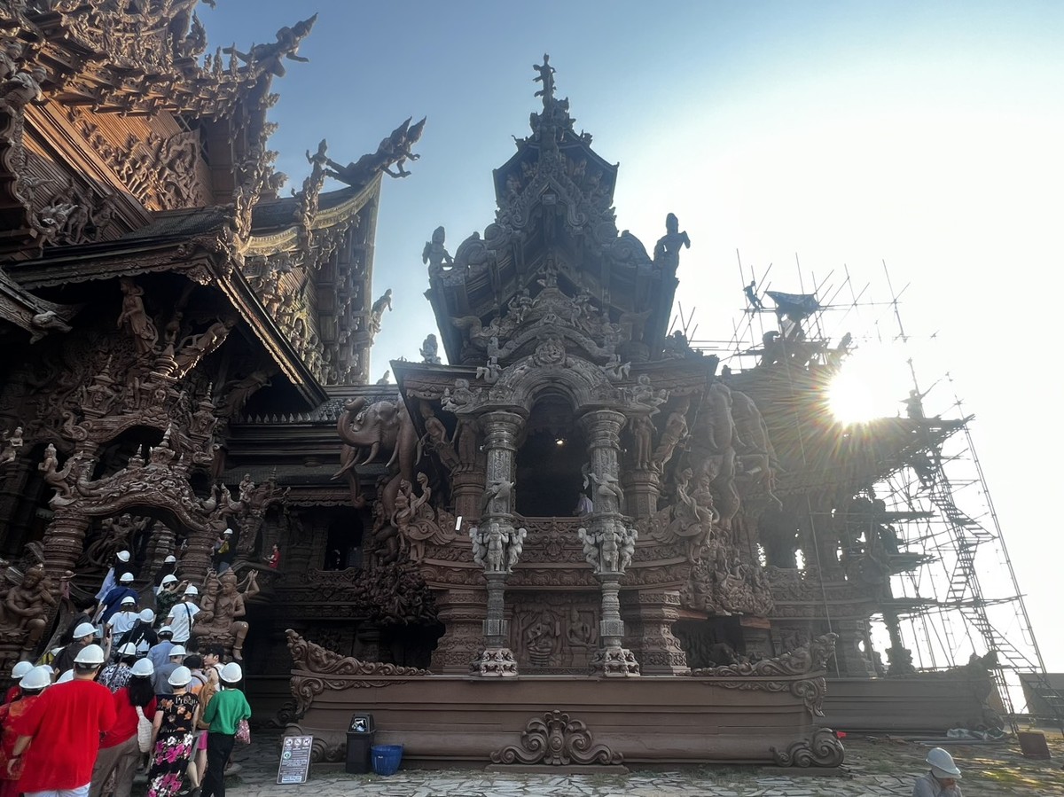 Ngoài các tượng linh thiêng, du khách còn có thể thấy các tác phẩm gỗ thể hiện các truyền thống và văn hóa dân tộc của Thái Lan.