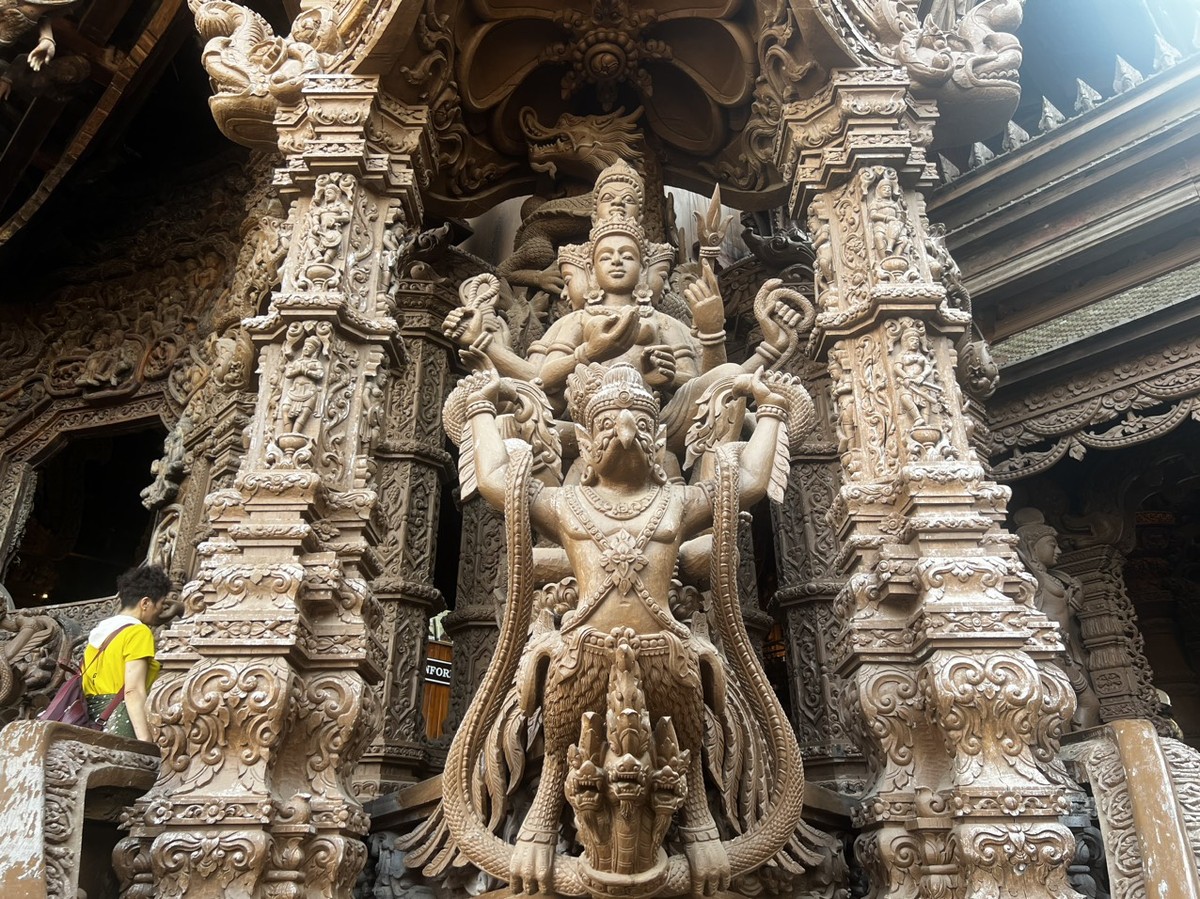 Trên khắp công trình, du khách có thể thấy nhiều tượng gỗ linh thiêng đại diện cho các thần linh và vị thần từ các tôn giáo khác nhau. Các tượng được chạm khắc với sự tỉ mỉ và tinh tế, thể hiện sự tôn trọng, cũng như sự gắn kết giữa các tôn giáo và niềm tin.