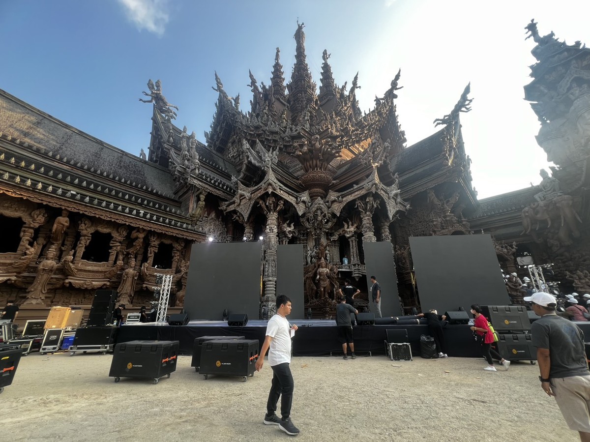 Giá vé vào cửa để tham quan Ngôi đền là 500 bath (khoảng 350.000 đồng) cho người lớn, 250 bath (khoảng 175.000 đồng) cho trẻ em cao từ 110-130cm và miễn phí đối với trẻ em dưới 110 cm.