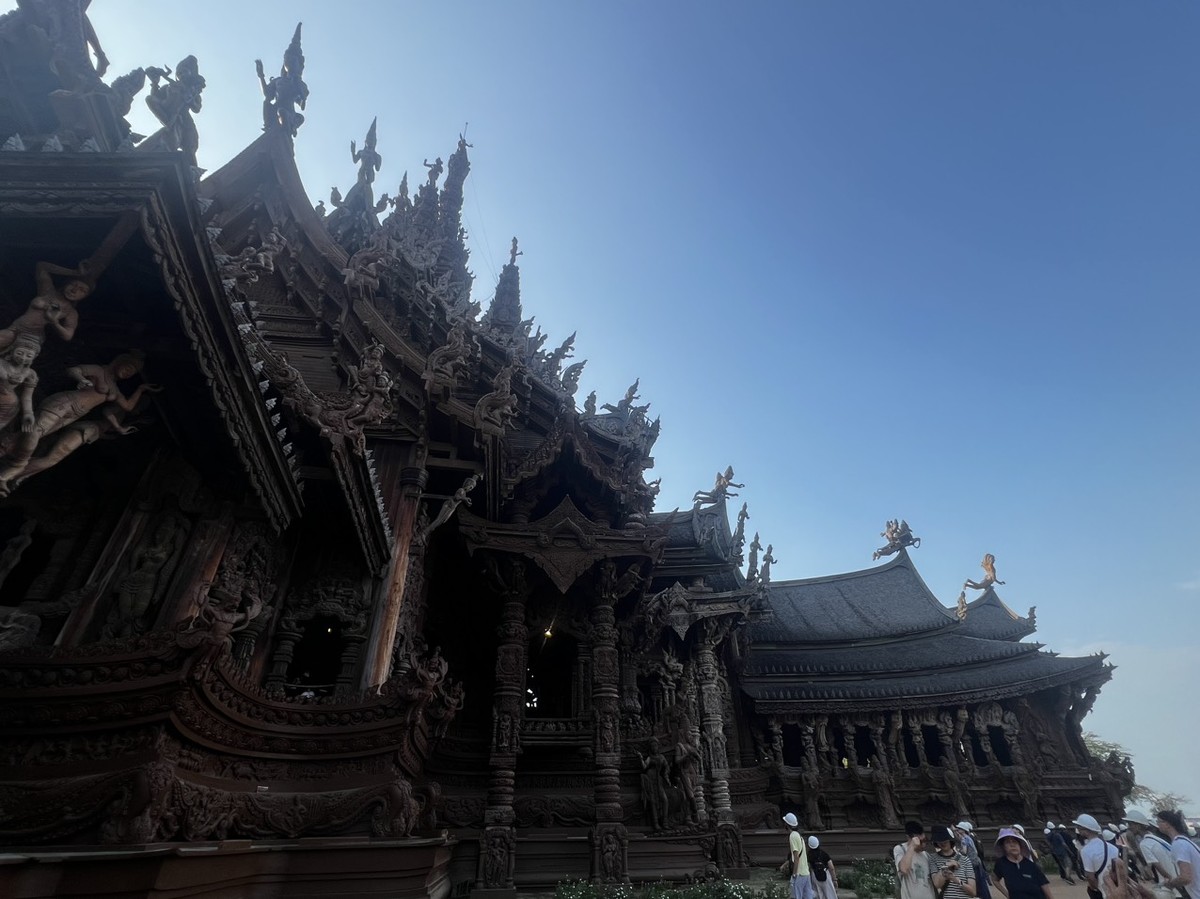 Kiến trúc đền dựa theo phong cách từ thời đại Ayuthaya, vương triều cổ của người Thái.