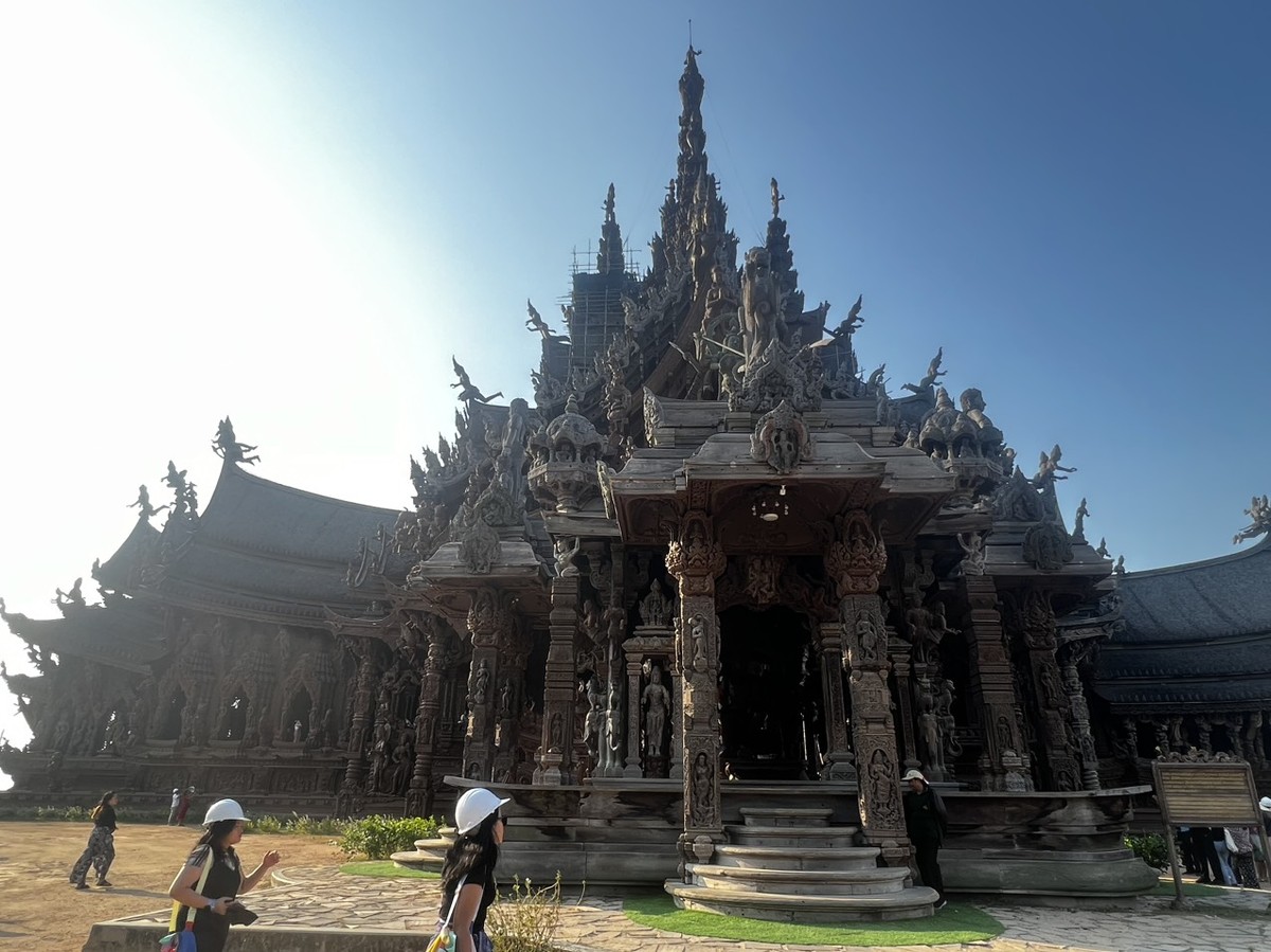 Ông Lek Viriyaphant đã dành hơn 20 năm trong cuộc đời để tạo nên ngôi đền trước khi ông qua đời vào năm 2000. Tuy nhiên, công trình vẫn được tiếp tục và đang được các nghệ nhân, cùng nhà thầu chuyên nghiệp hoàn thiện dự án.