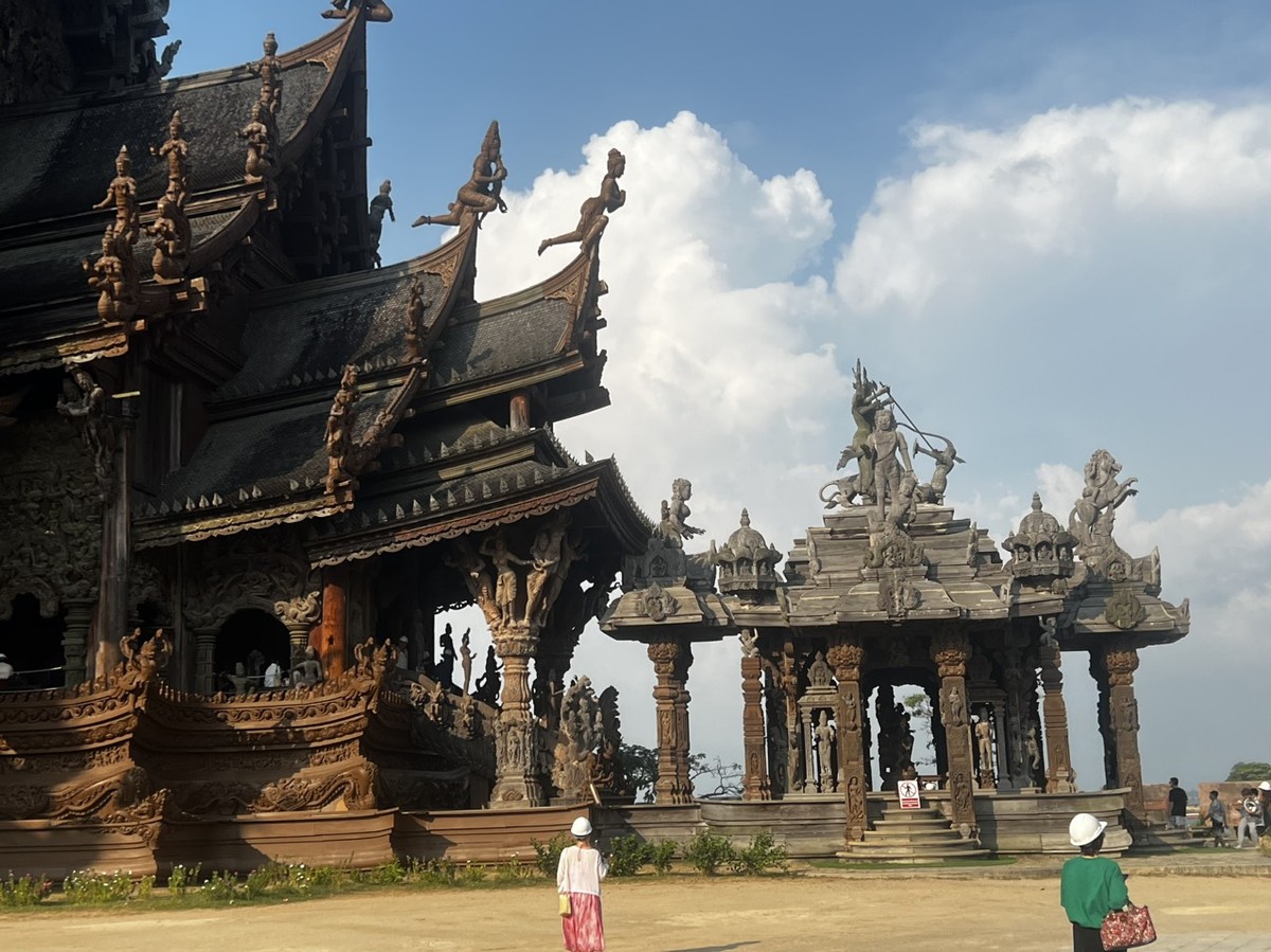 Với kiến trúc hoành tráng, sự tôn trọng với nghệ thuật và tâm linh, nơi này mang đến một trải nghiệm thực sự kỳ diệu cho du khách.