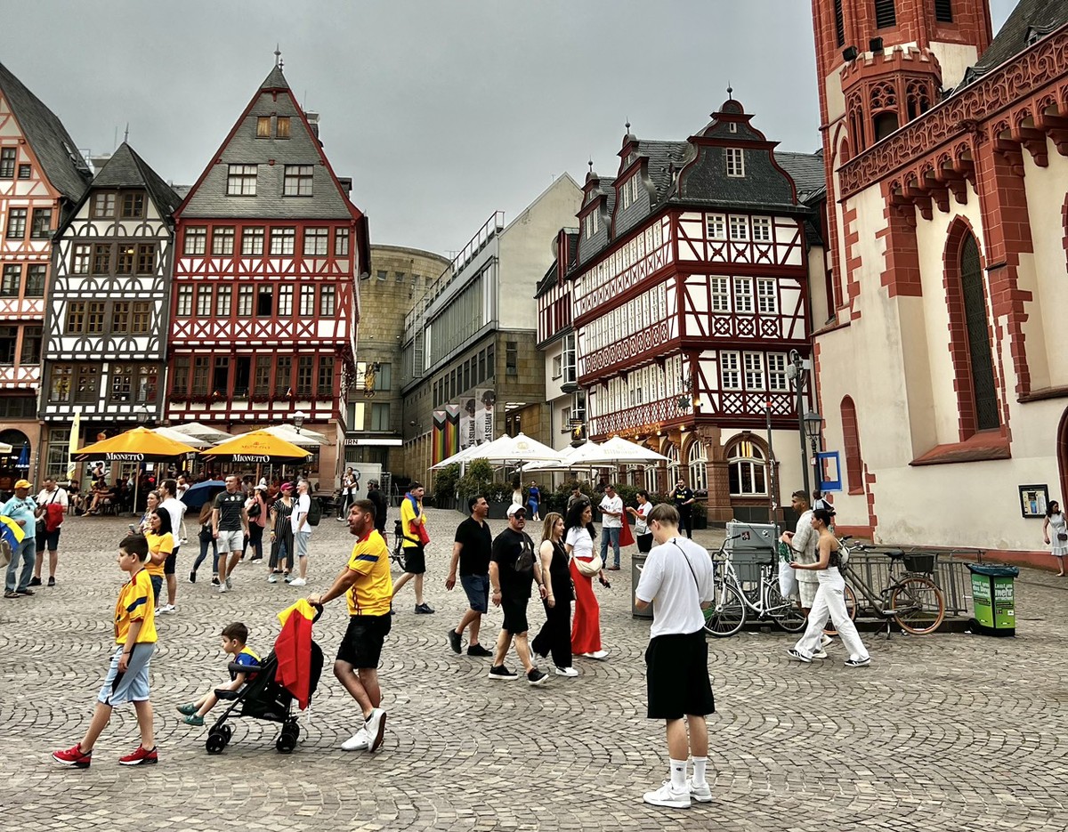 Quảng trường này từng là nơi diễn ra các phiên chợ, hội nghị và các sự kiện quan trọng từ thời Trung Cổ.