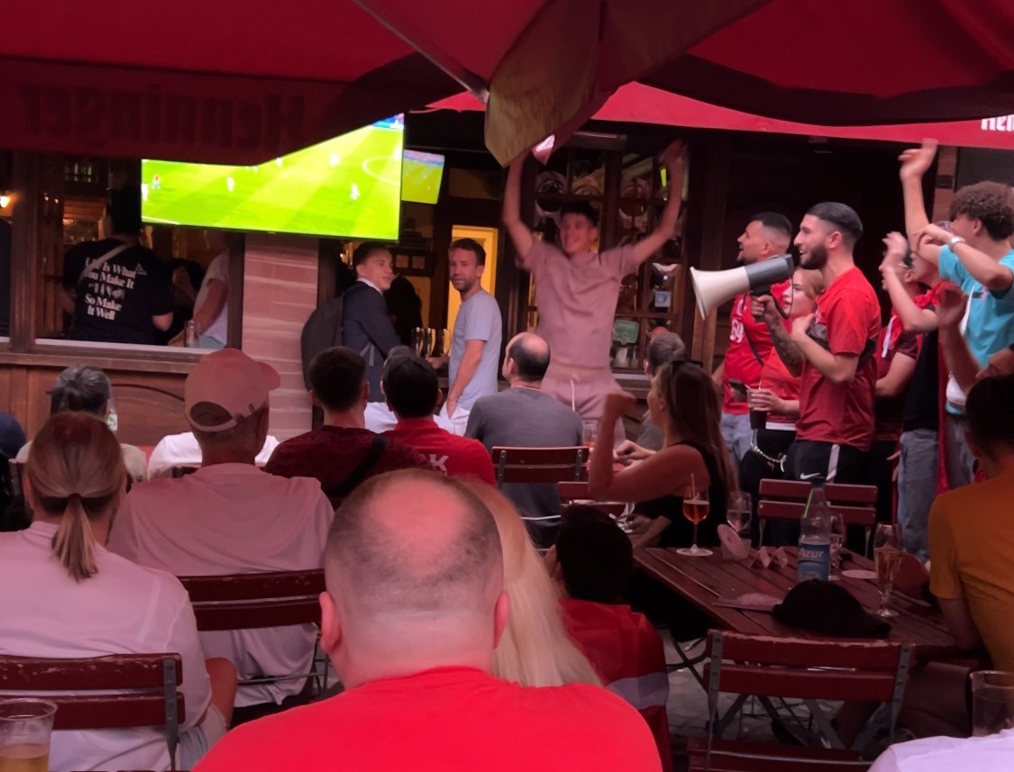 Đây cũng là địa điểm xem đá bóng tạm thời cho khu vực Fanzone trong trường hợp thời tiết không ủng hộ như mưa lớn hoặc dông bão xuất hiện.