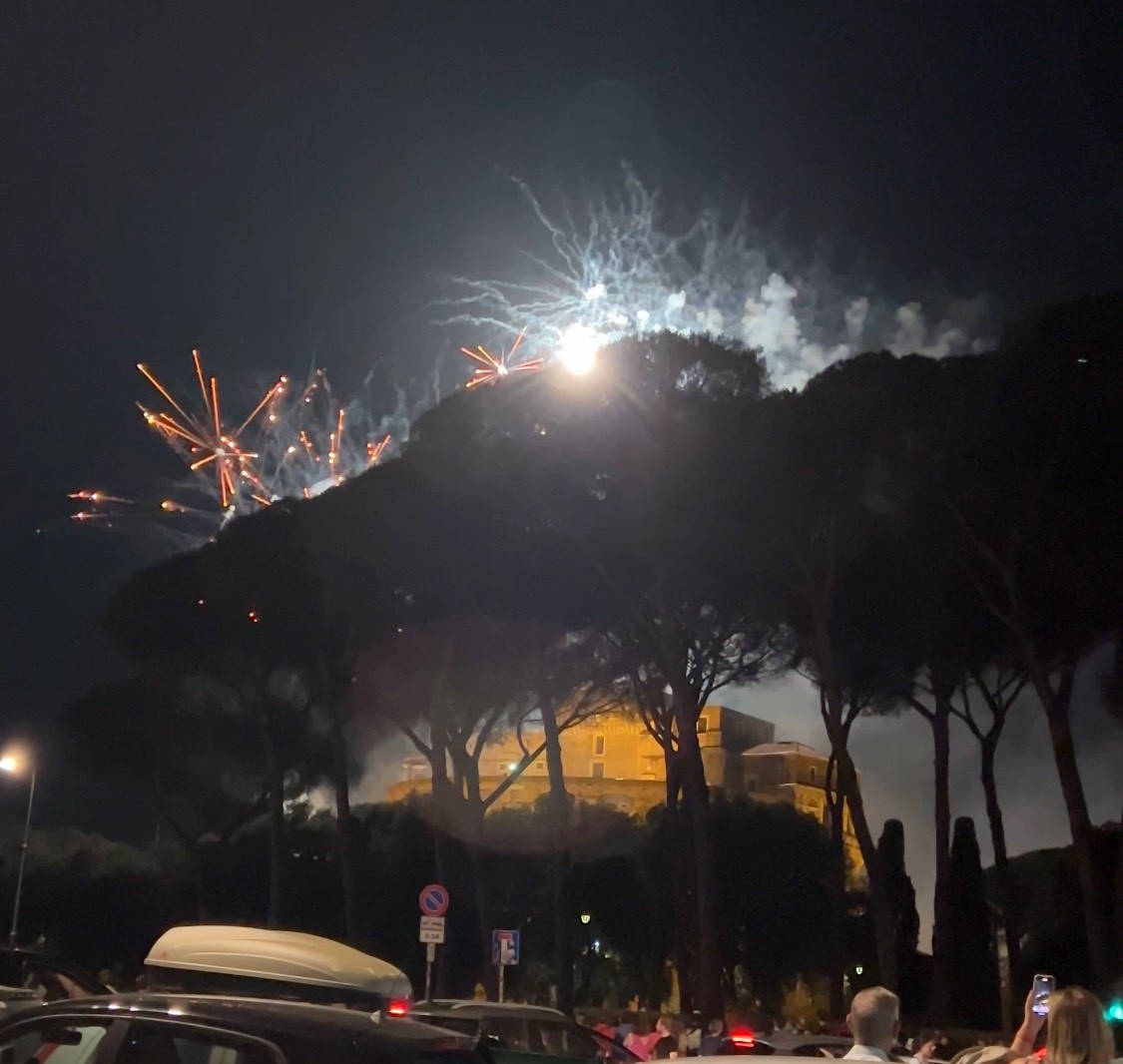 Hoặc qua Rome chiêm ngưỡng lễ hội bắn pháo hoa "Girandola" được tổ chức tại Castel Sant'Angelo, một pháo đài lịch sử gần Vatican. Lễ hội này được cho là bắt đầu từ thế kỷ 15 dưới triều đại Giáo hoàng Paul II và được thiết kế bởi Michelangelo và Bernini, hai trong số những nghệ sĩ vĩ đại nhất của thời kỳ này.