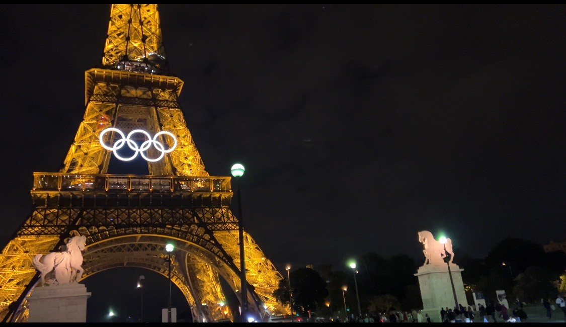 Trong khi đó, tại Thủ đô Paris của nước Pháp, chuẩn bị cho kỳ Olympic 2024, thành phố ánh sáng lúc này còn rực rỡ hơn bao giờ hết