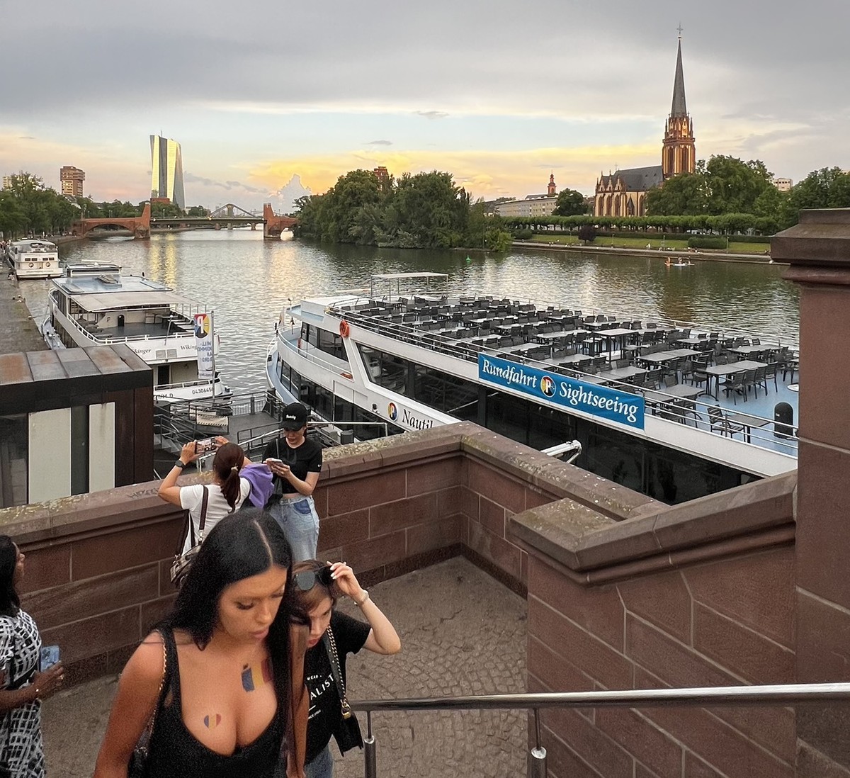 Frankfurt, một trong những thành phố đăng cai Euro 2024, chào đón người hâm mộ bóng đá từ khắp nơi trên thế giới bằng một fanzone hoành tráng.