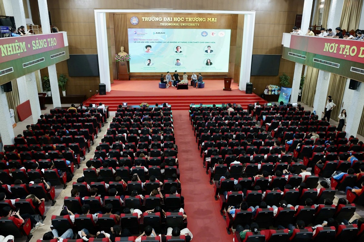 Các chuyên gia thảo luận sôi nổi về ứng dụng của Blocchain và AI trong ngành logistics và chuỗi cung ứng tại Đại học Thương mại ngày 7/10/2024.