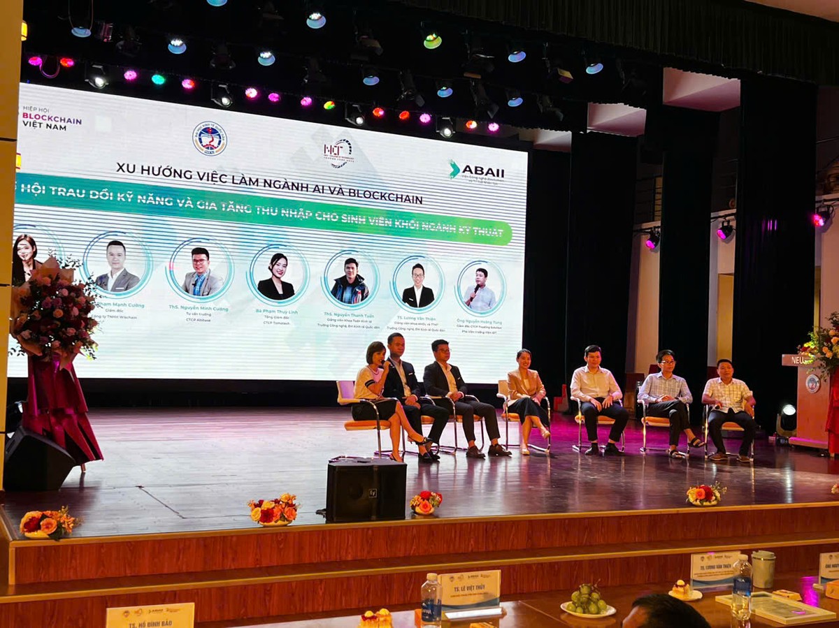 Các diễn giả tại phiên thảo luận.