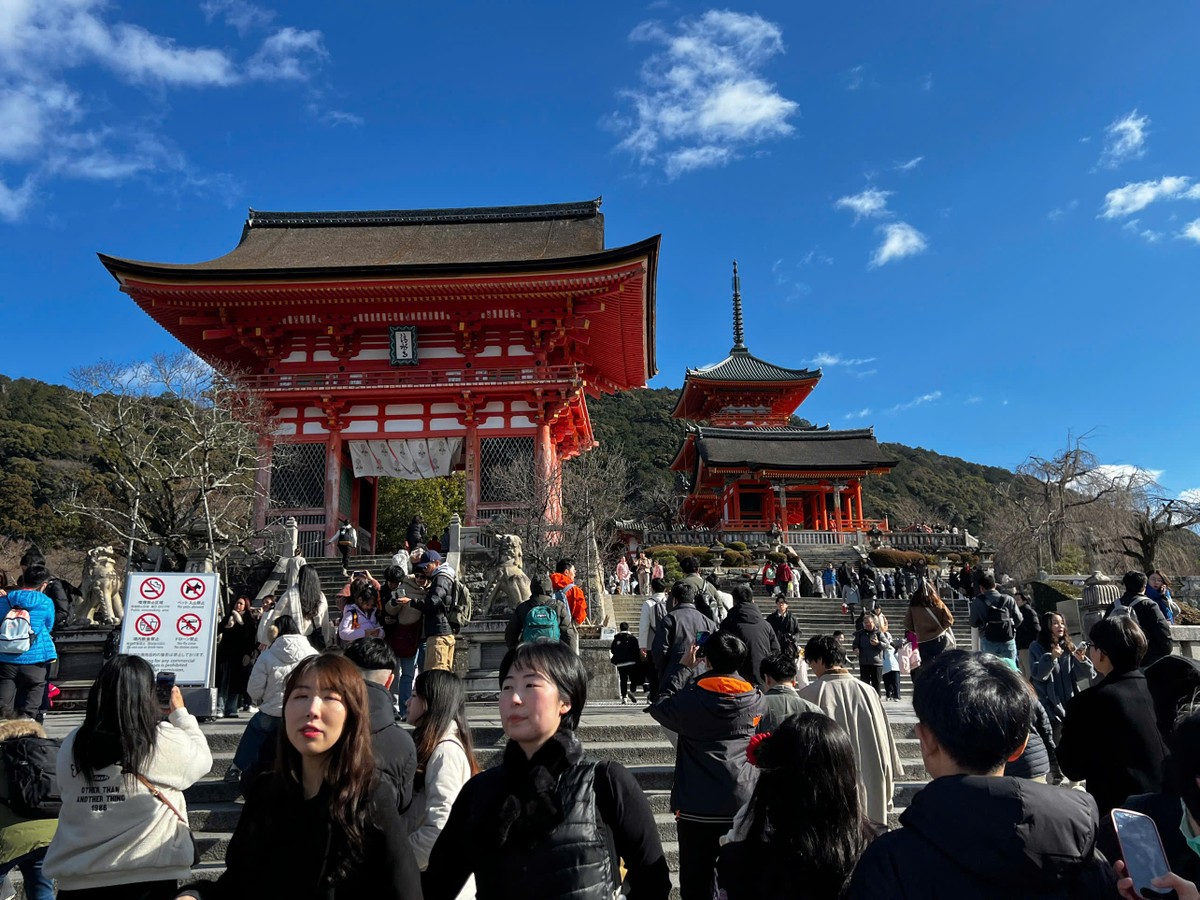 Chùa Kiyomizu Dera với tên tiếng Việt là chùa Thanh Thủy, được xây dựng vào đầu thời kỳ Nara (năm 778). Trải qua nhiều biến cố và hỏa hoạn nên kiến trúc thời kỳ đầu không còn nữa và ngôi chùa hiện nay được xây dựng lại từ năm 1633. Mang lịch sử hơn 1.200 năm tuổi, ngôi chùa có kiến trúc cổ xưa quý hiếm vì được xây dựng trước khi thành Heian-kyo (tên của cố đô Kyoto ngày xưa) được thành lập. Chùa Kiyomizu Dera với tên tiếng Việt là chùa Thanh Thủy, được xây dựng vào đầu thời kỳ Nara (năm 778). Trải qua nhiều biến cố và hỏa hoạn nên kiến trúc thời kỳ đầu không còn nữa và ngôi chùa hiện nay được xây dựng lại từ năm 1633. Mang lịch sử hơn 1.200 năm tuổi, ngôi chùa có kiến trúc cổ xưa quý hiếm vì được xây dựng trước khi thành Heian-kyo (tên của cố đô Kyoto ngày xưa) được thành lập.