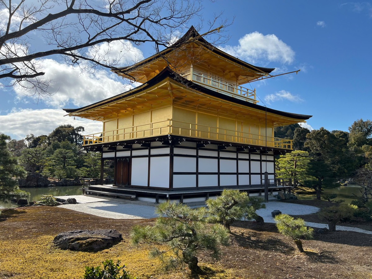 Trước đây, chùa Vàng vốn là đền Rokuonji (鹿苑寺) bắt nguồn từ thời kỳ Kamakura và được sử dụng như một biệt thự của quý tộc. Sau đó, vào năm Ouei thứ tư, tức năm 1397, tướng quân Ashikaga Yoshimitsu đã tân trang ngôi biệt thự thành một căn nhà sang trọng rồi đặt tên thành Kitayama-dono. Sau khi ông qua đời, vào năm thứ 29 của thời kỳ Ouei (1422), chùa Vàng Kyoto đã được sửa đổi thành ngôi chùa Thiền do thiền sư Muso Soseki sáng lập. Trước đây, chùa Vàng vốn là đền Rokuonji (鹿苑寺) bắt nguồn từ thời kỳ Kamakura và được sử dụng như một biệt thự của quý tộc. Sau đó, vào năm Ouei thứ tư, tức năm 1397, tướng quân Ashikaga Yoshimitsu đã tân trang ngôi biệt thự thành một căn nhà sang trọng rồi đặt tên thành Kitayama-dono. Sau khi ông qua đời, vào năm thứ 29 của thời kỳ Ouei (1422), chùa Vàng Kyoto đã được sửa đổi thành ngôi chùa Thiền do thiền sư Muso Soseki sáng lập.