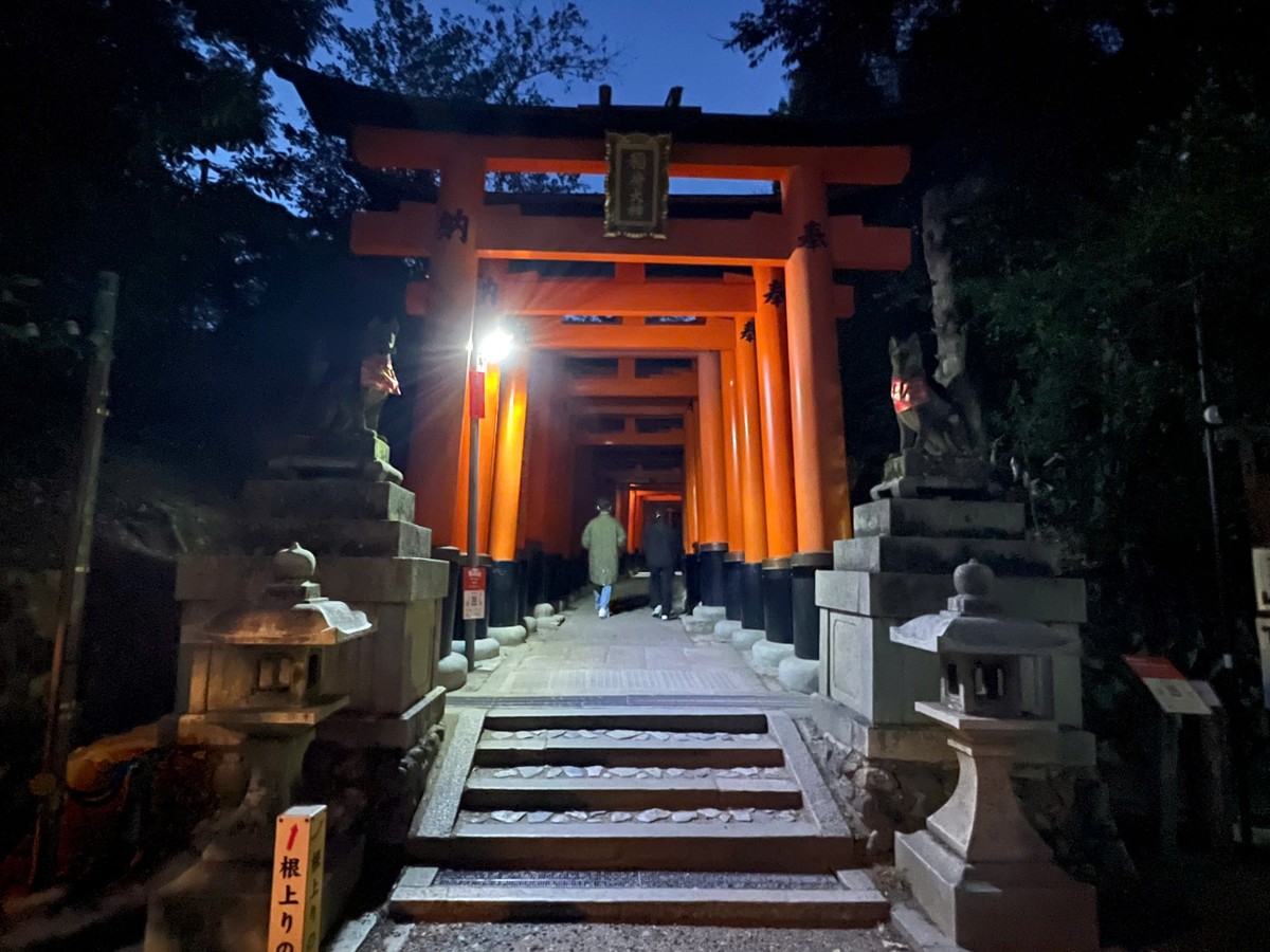 Điện thờ Fushimi Inari được lập năm 711 và là điện thờ dẫn đầu trong số 40.000 điện thờ dành thờ phụng Inari, nữ thần gạo và thịnh vượng, tại Nhật Bản. Các tín đồ đến đây để cầu xin sự giàu có và thành công trong kinh doanh, còn du khách đến chiêm ngưỡng vẻ đẹp và lịch sử của khu vực này. Điện thờ Fushimi Inari được lập năm 711 và là điện thờ dẫn đầu trong số 40.000 điện thờ dành thờ phụng Inari, nữ thần gạo và thịnh vượng, tại Nhật Bản. Các tín đồ đến đây để cầu xin sự giàu có và thành công trong kinh doanh, còn du khách đến chiêm ngưỡng vẻ đẹp và lịch sử của khu vực này.