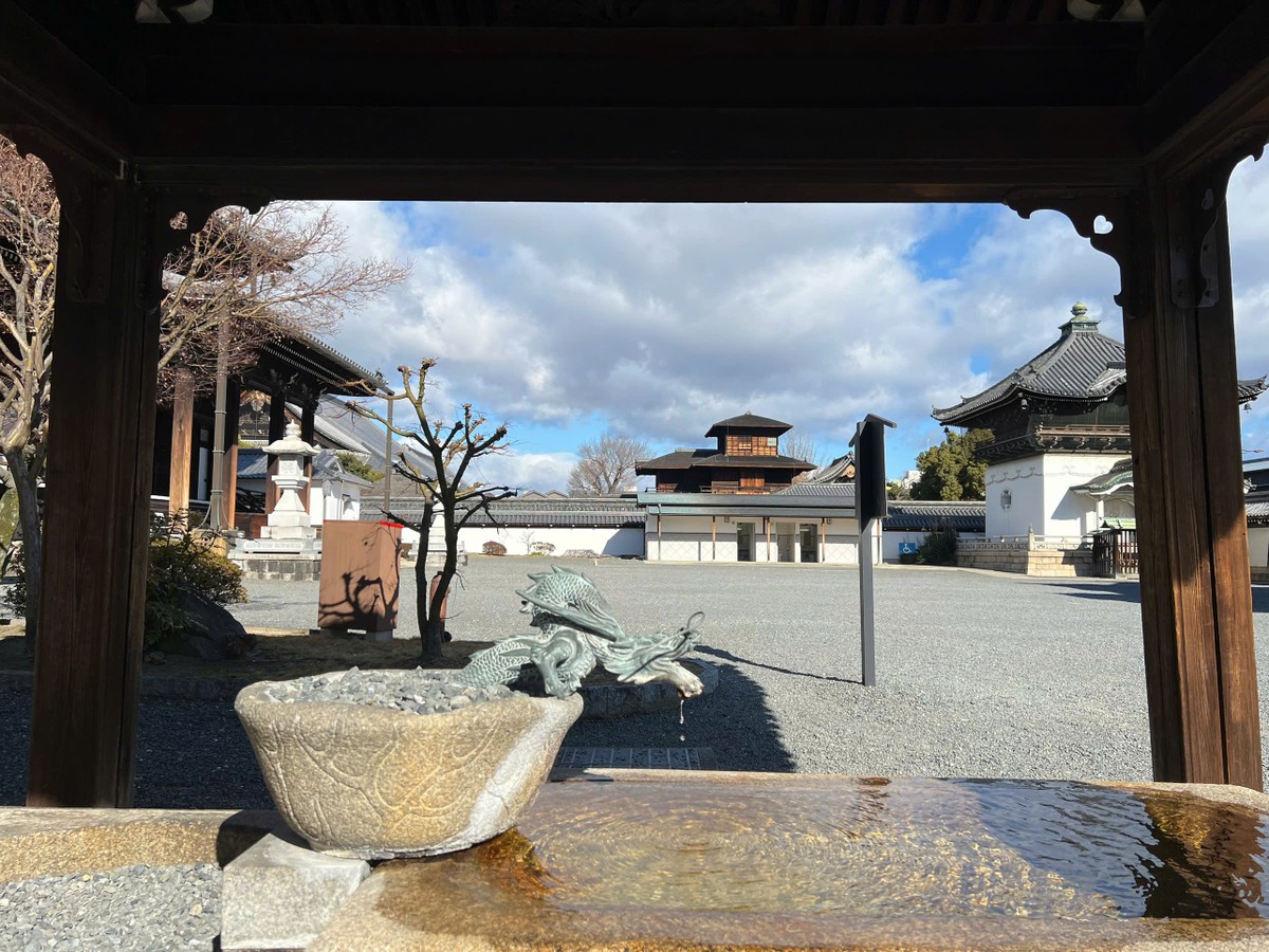 Xưa kia, Hongan-ji vốn chỉ có một mà thôi, nhưng đến năm 1602, do sự chia rẽ giáo phái nên Higashi Hongan-ji ra đời, từ đó nơi này được gọi là Nishi Hongan-ji. Cả hai ngôi đền được gọi là Honganji, và được phân biệt bởi vị trí của chúng: Nishi Honganji là ngôi đền phía Tây, và Higashi Honganji là ngôi đền phía Đông. Xưa kia, Hongan-ji vốn chỉ có một mà thôi, nhưng đến năm 1602, do sự chia rẽ giáo phái nên Higashi Hongan-ji ra đời, từ đó nơi này được gọi là Nishi Hongan-ji. Cả hai ngôi đền được gọi là Honganji, và được phân biệt bởi vị trí của chúng: Nishi Honganji là ngôi đền phía Tây, và Higashi Honganji là ngôi đền phía Đông.