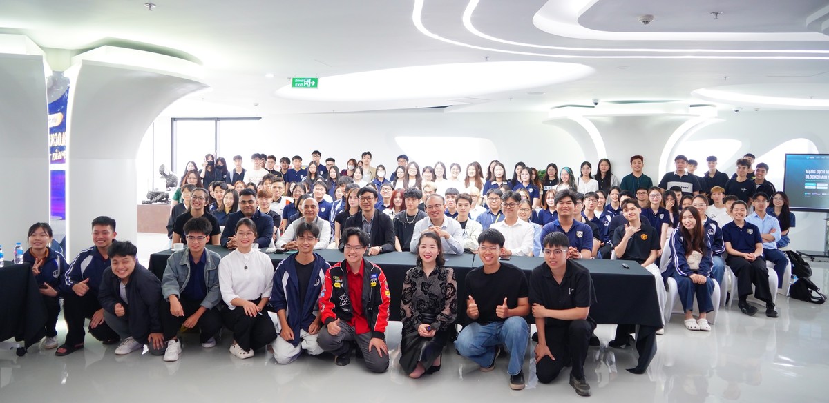 Không khí trao đổi diễn ra sôi nổi, cởi mở của sinh viên VNU-IS đối với cơ hội nghề nghiệp, kỹ năng cần chuẩn bị và cách lựa chọn đúng hướng đi trong lĩnh vực blockchain.