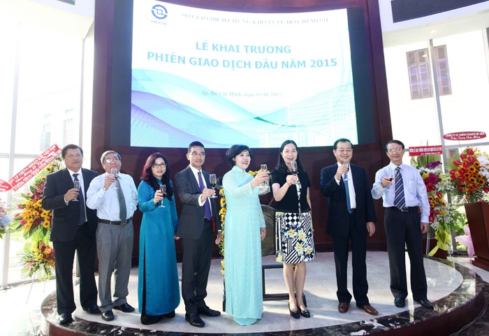 Những hình ảnh ấn tượng trong ngày giao dịch đầu năm 2015 trên HOSE ảnh 2 Những hình ảnh ấn tượng trong ngày giao dịch đầu năm 2015 trên HOSE ảnh 2