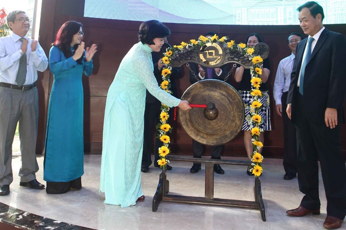 Những hình ảnh ấn tượng trong ngày giao dịch đầu năm 2015 trên HOSE ảnh 3 Những hình ảnh ấn tượng trong ngày giao dịch đầu năm 2015 trên HOSE ảnh 3