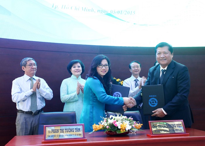 Những hình ảnh ấn tượng trong ngày giao dịch đầu năm 2015 trên HOSE ảnh 5 Những hình ảnh ấn tượng trong ngày giao dịch đầu năm 2015 trên HOSE ảnh 5