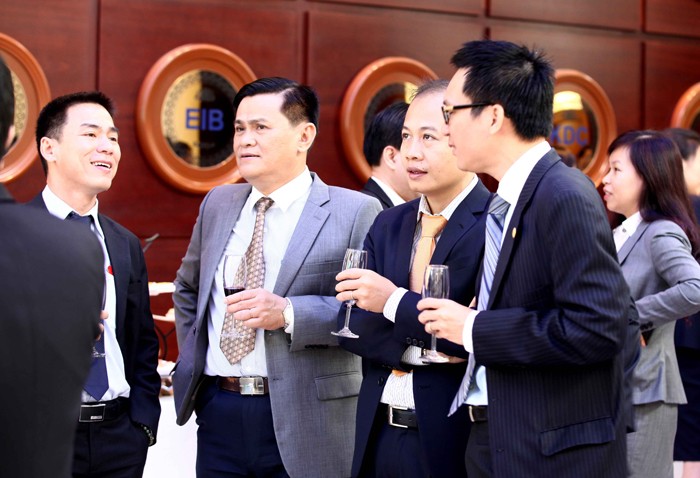 Những hình ảnh ấn tượng trong ngày giao dịch đầu năm 2015 trên HOSE ảnh 6 Những hình ảnh ấn tượng trong ngày giao dịch đầu năm 2015 trên HOSE ảnh 6