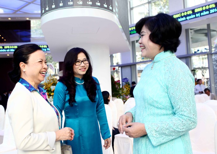 Những hình ảnh ấn tượng trong ngày giao dịch đầu năm 2015 trên HOSE ảnh 7 Những hình ảnh ấn tượng trong ngày giao dịch đầu năm 2015 trên HOSE ảnh 7