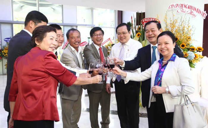 Những hình ảnh ấn tượng trong ngày giao dịch đầu năm 2015 trên HOSE ảnh 8 Những hình ảnh ấn tượng trong ngày giao dịch đầu năm 2015 trên HOSE ảnh 8