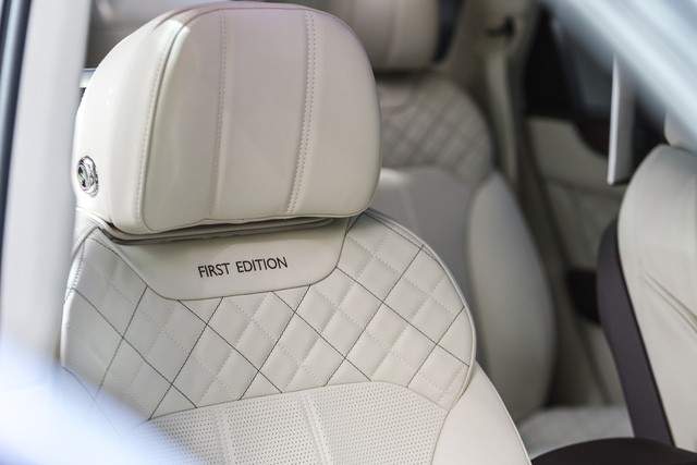  Ghế thêu chữ First Edition. 