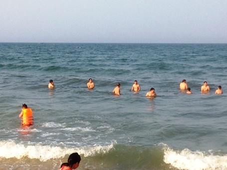 Người dân và du khách đã tắm biển đã trở lại tại các bãi biển ở tỉnh Quảng Bình