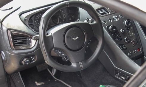 aston-martin-vanquish-mau-trang-doc-nhat-o-sai-gon-page-3