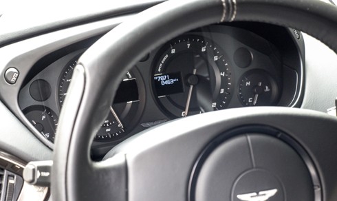 aston-martin-vanquish-mau-trang-doc-nhat-o-sai-gon-page-3-4